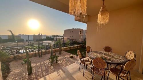 Strandwohnung Taghazout mit Meerblick, Terrasse, Garten & Pool 2 Min zum Surfspot