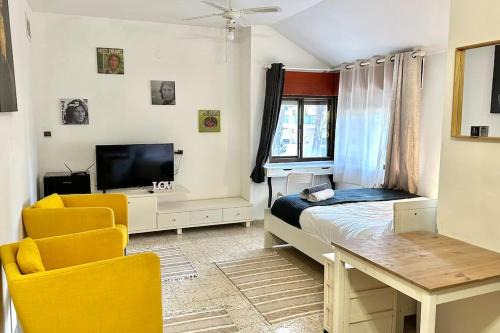 Studio in the center with BBQ Patio and parking