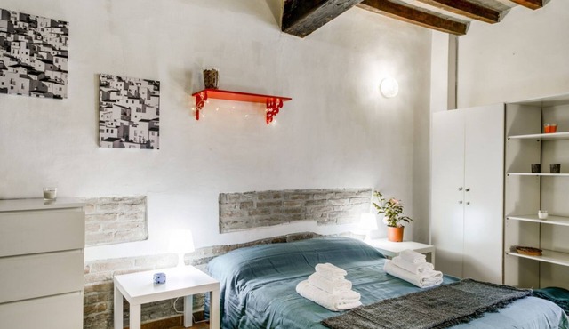 Studio located on the ground floor of a building from 1900.In 35 square meters of space it accommodates up two people with a double sofa bed.In a quiet and residential location, right in the center.We are located within the ZTL (limited traffic area).Con