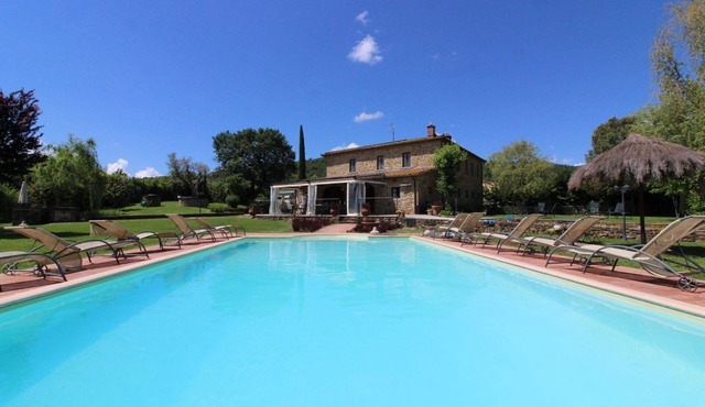 Stunning private villa for 16 guests with private pool, WIFI, TV and pets allowed, close to Arezzo