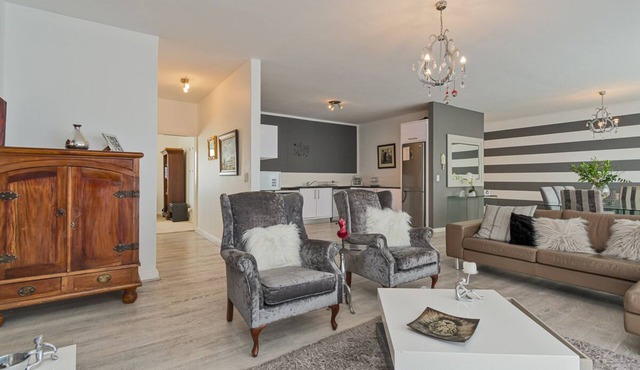 Stunning 3 bed 3 bath swimming pool and gym, 200sqm apartment