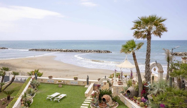 Stunning private villa for 12 guests with WIFI, A/C, TV, terrace, pets allowed and parking in Formia
