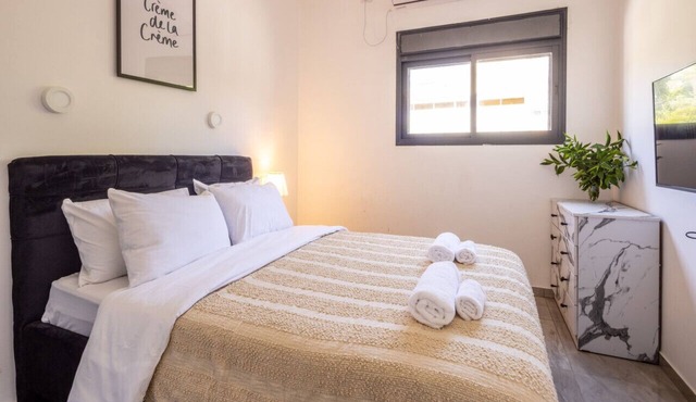 Stylish 3BR City Stay Near Baháʼí Gardens