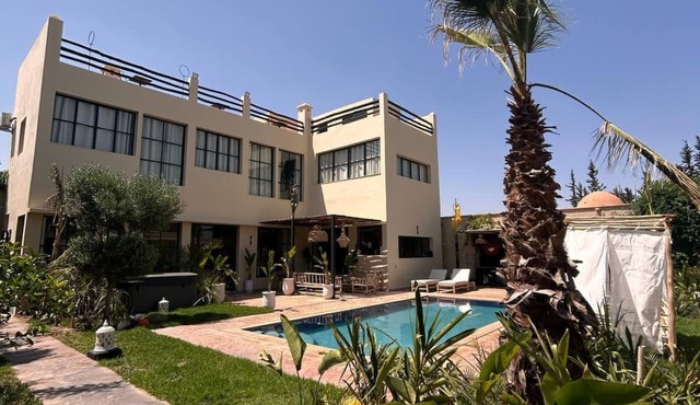 Sublime villa with heated pool and jacuzzi