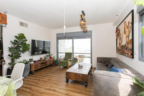 Sunny Penthouse with Private Rooftop Balcony & BBQ