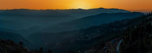 The Family Paradise Kufri! Mountain View! Near adventure activities! BY THE TIKKER