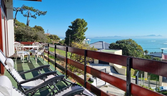 'The Loft' - Modern 2 bedroom vacation Home, Central, 5 min walk from the beach