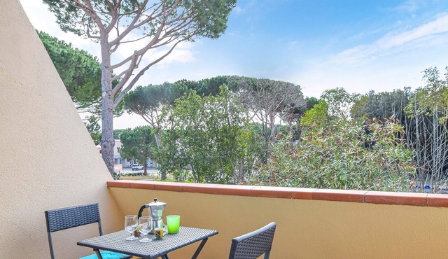 This beautiful second floor apartment is located less than 1 km from the beautiful fine sandy beach