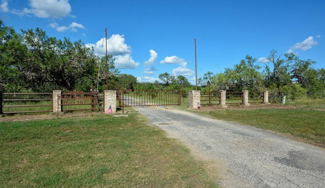 Three Oaks Property in Utopia