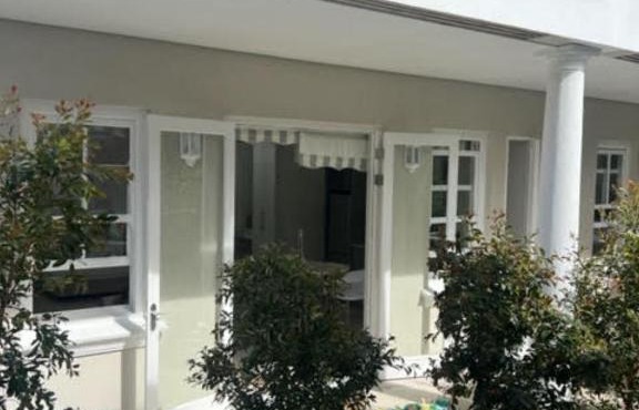 Two on Milner - OAK TREE COTTAGE - Stylish open-plan Guesthouse in Rondebosch