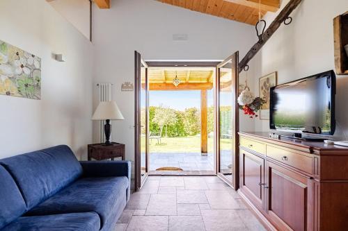 Umbrian olive grove cottage- pool & garden retreat