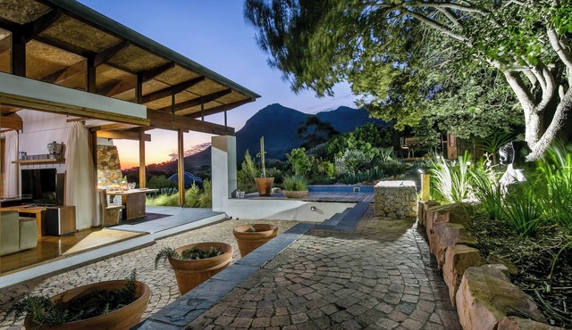 Unique luxury 2 retreat set on 2 acres of botanical gardens.