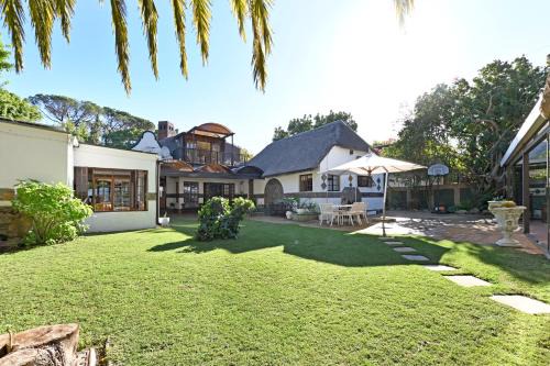 Unique Thatch Home in Champagne area in Pinelands in Cape Town