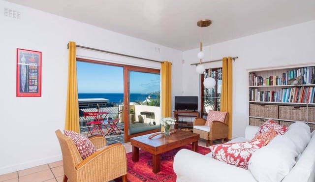 Views | Quiet | walk to beach | Full Kitchen