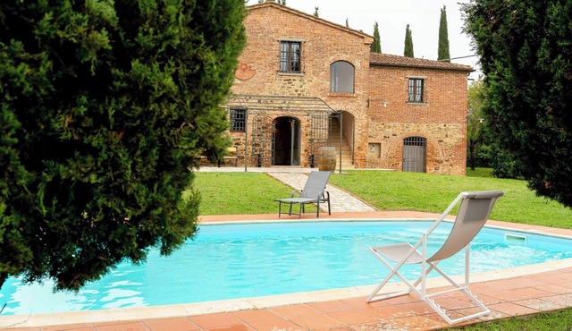 Villa among Etruscan sites in Val di Chiana