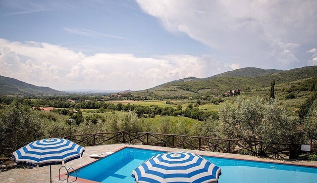 Villa Angelisa A: A characteristic and welcoming apartment surrounded by meadows and by green hills, with Free WI-FI.