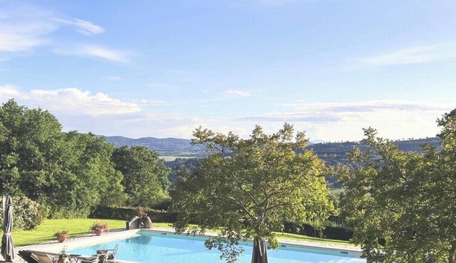 Villa and Annex House with Pool InBorgo