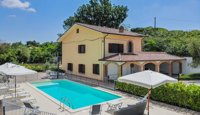 Villa Belcolle with pool, air conditioning and wonderful panorama, 20 minutes from the Adriatic Sea