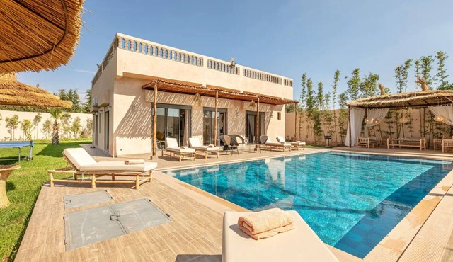 Villa Leila: Modern Oasis of Relaxation with Heated Pool and Landscaped Garden
