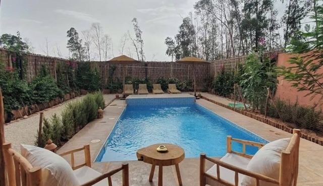 Villa with private pool, not overlooked 9 minutes from the center