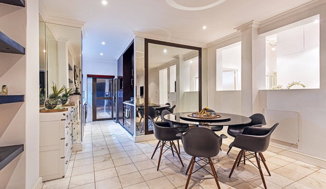 YOLO Spaces Clifton - Clifton Beachfront Magic Apartment