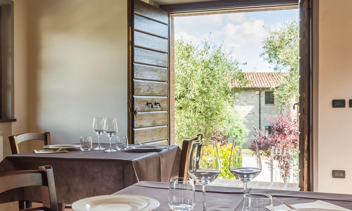 Ramazzano House | Farmhouse in Perugia with Hot Tub, Swimming Pool, Garden, BBQ