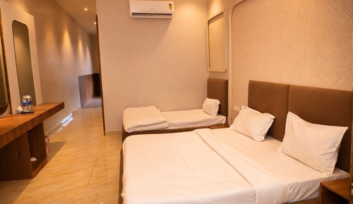 Presidential AC Suite With Balcony and Bathtub