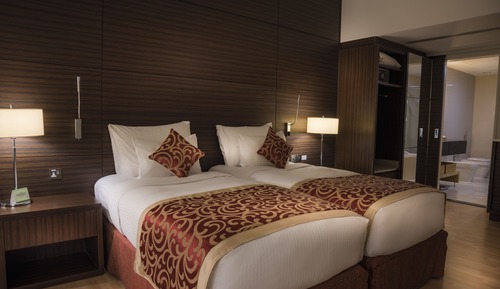 Deluxe Twin with Lounge Area and Bathtub