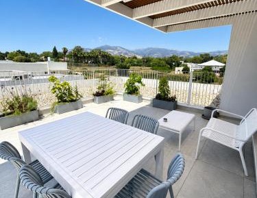 Apartment with Mountain View
