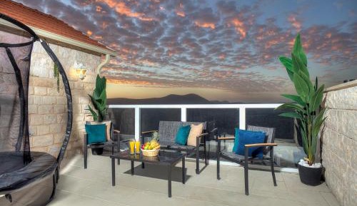 Two-Bedroom Apartment with Mountain View