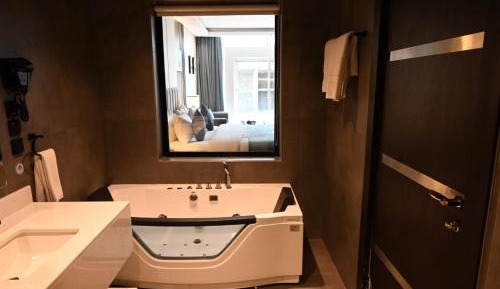 Studio with Spa Bath