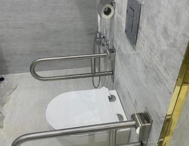 King Room with Roll-In Shower - Disability Access