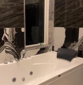 Queen Suite with Spa Bath