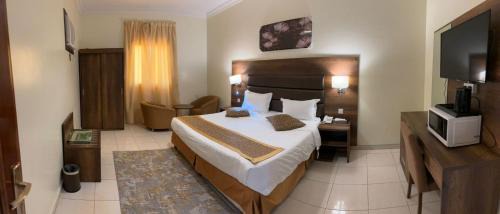 Deluxe Room (2 Adults + 1 Child)