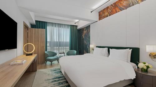 Deluxe Suite with Pool View