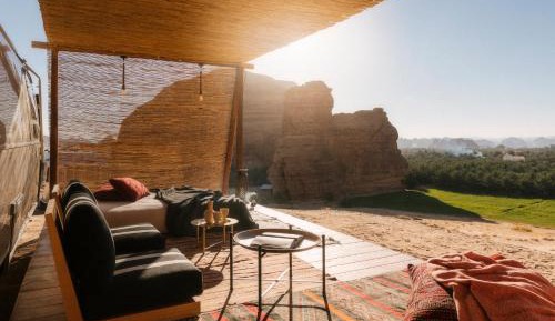 Oasis Caravan, Queen