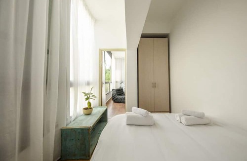 Kerem HaTeimanim Apartment | Stylish 2-Bedroom Green Oasis