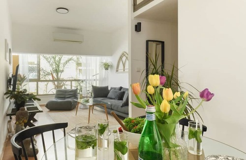 Kerem HaTeimanim Apartment | Stylish 2-Bedroom Green Oasis