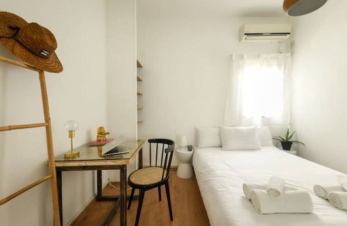 Kerem HaTeimanim Apartment | Stylish 2-Bedroom Green Oasis