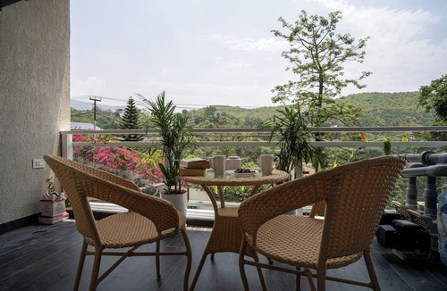 Bullawala Apartment | Alaya Stays Udgam Vilas 3BHK With Jacuzi