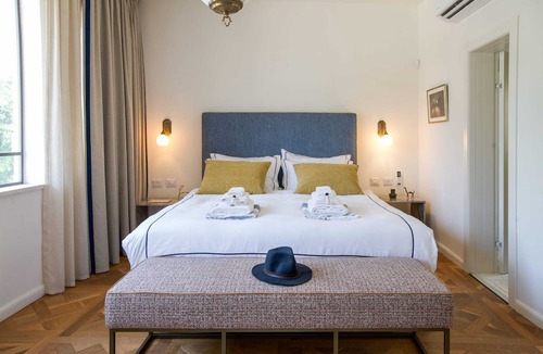 Jaffa Apartment | Elegant Escape: Stylish Sanctuary for Two