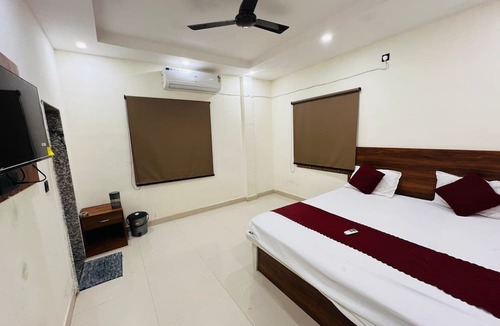Varanasi Hotel | Unnati Paying Guest House Near Kaal Bhairav Temple deluxe ac room are Avaible.
