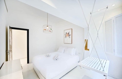 Tel Aviv Promenade Apartment | Andy Warhol at Hakerem by Holyguest