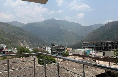 Shivpuri Apartment | Peacenest stays 3bhk, fully furnished