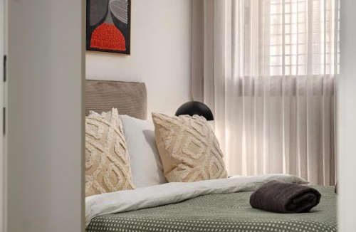 Jerusalem City Centre Apartment | Savyon View Skyline Residence with Balcony & Mamad