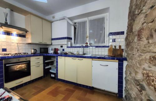 Assisi Apartment | La Suite di Santa Chiara by MyAssisiSuite - Dormi in una Casa del '400 - 125 mq, RARO PIANO TERRA - 3 Veri Letti Matrimoniali, Zero Divani Letto - LIVE CHECK-IN, No Key Box, 3 Real Beds, Jacuzzi - Mówimy po polsku
