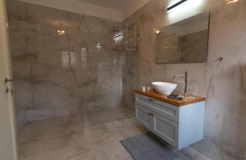 Haifa Apartment | King's bed - Stay Royal and Stylish Bahai's Garden