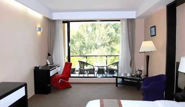 Avenue 64 Hotel