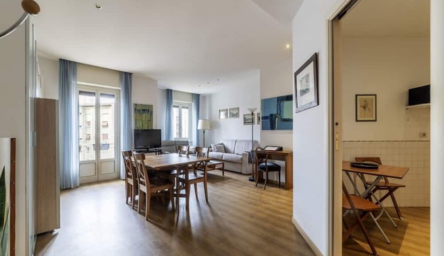 GuestHost - Cozy apartment of 90 sqm, can accommodate up to 5 people, located on the sixth floor of a building with a lift (NOT suitable for disabled people).The property is located in an area well connected by public transport, the metro line B Piramid