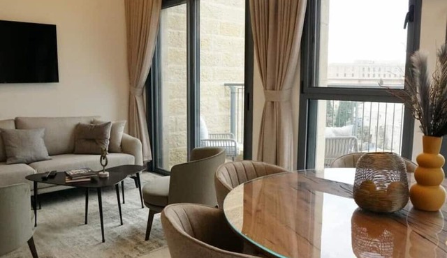 ♥MAMILLA'S Chic ♥ Stunning 2 BDR w. balcony ♥Parking ♥NEW!